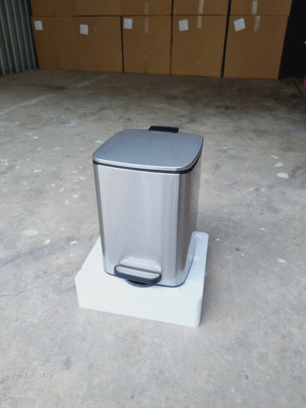 Thùng rác inox vuông 20 lít đạp chân mở nắp